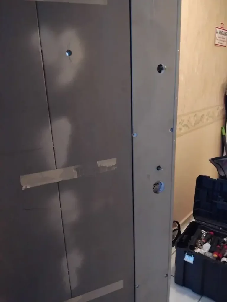Mécanisme de serrure CISA destiné au remplacement sur une porte blindée italienne à Firminy