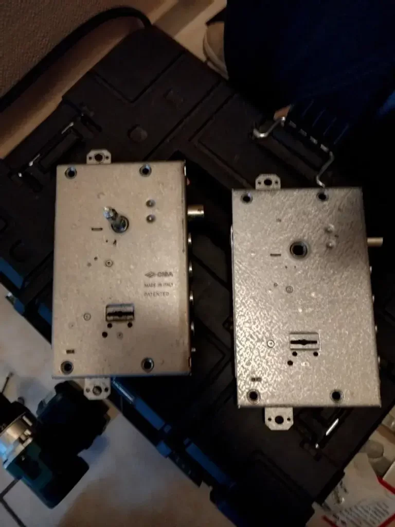 Ancien et nouveau mécanisme de serrure CISA identique pour une porte blindée italienne à Firminy