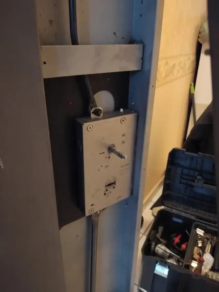 Mécanisme de serrure CISA démonté lors d'une intervention sur une porte blindée italienne à Firminy