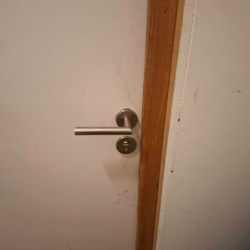 Détail de la poignée et du cylindre d'une serrure à larder à Saint-Etienne